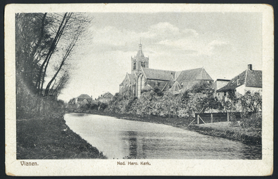 17245 Gezicht over de stadsgracht van Vianen, met de N.H. Grote Kerk (Korte Kerkstraat 1).